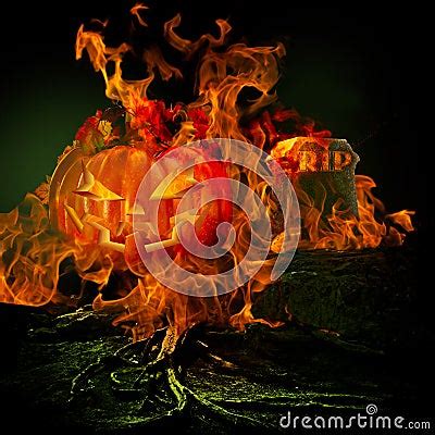有吞噬F的Burining火和火焰的鬼的可怕坟园 库存照片 - 图片: 32954783