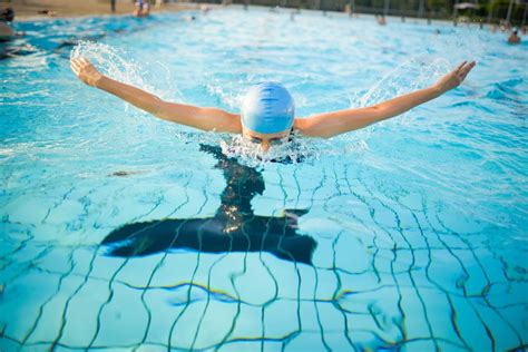 孩子学游泳并不是越早越好，原来学游泳的最佳季节是冬天