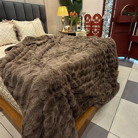 Double-Layered Faux Rabbit Fur Luxury Blanket – Bilberry home & hangers