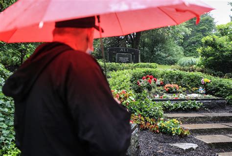 Muhammad Ali's grave adorned with roses marking 5 years since death