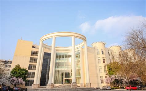 武汉音乐学院，在整个华中地区名气都非常大！分为两个校区，一个在江边.一个在解放路上。学院里面的老建筑非常多，僻静优雅。适合来拍照。_科星球_百度百科