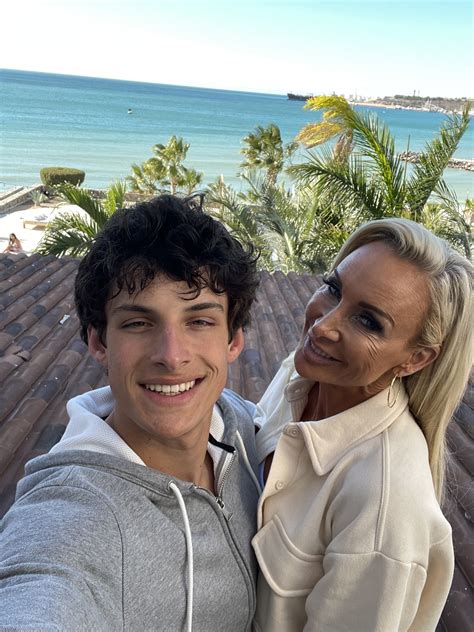 Benefits of hot moms and young guys dating - TRACK GROUP