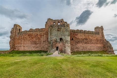 Old ruin building against sky | Premium Photo