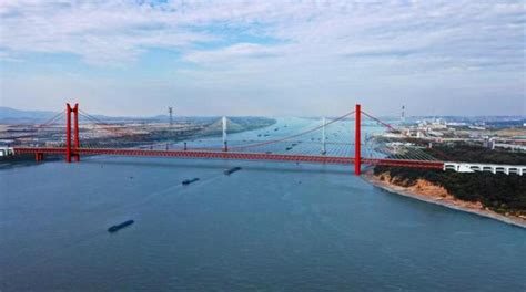 G3铜陵长江公铁大桥首节段钢梁开始架设 南岸主塔完成封顶