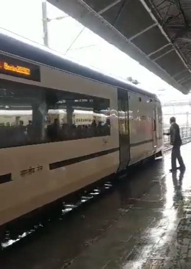 Ahmedabad: TC Gets Locked Out Of Vande Bharat Express, Falls While ...