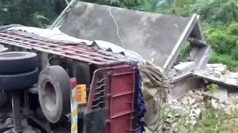 പത്തനംതിട്ടയിൽ വീടിന് മുകളിലേക്ക് ലോറി മറിഞ്ഞു; നാല് പേർക്ക് പരിക്ക്