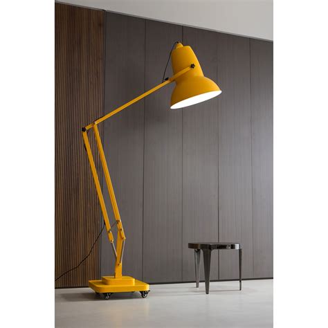 Giant Floor Lamp – Radilum