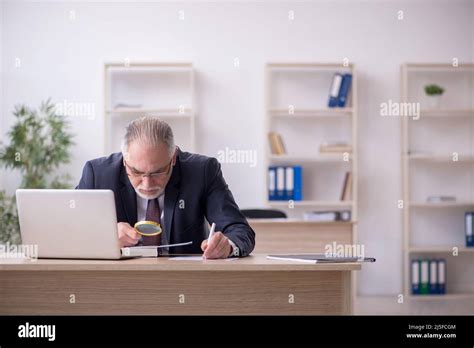 Old Business People 的图像结果