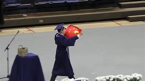中国留学生高举五星红旗参加毕业典礼 学生父亲：热爱发自内心|中国留学生|毕业典礼_新浪新闻