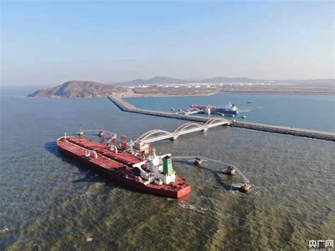 大连港长兴岛30万吨级油品码头完成首次原油过驳作业_央广网