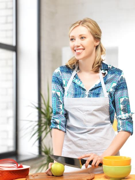 Picture of beautiful woman in the kitchen.. | Premium Photo