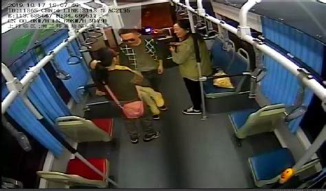 郑州男子公交车上让座后丢包，接下来的一幕太暖了…-大河新闻