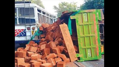 Two injured as overloaded truck tips at Kundaim | Goa News - Times of India