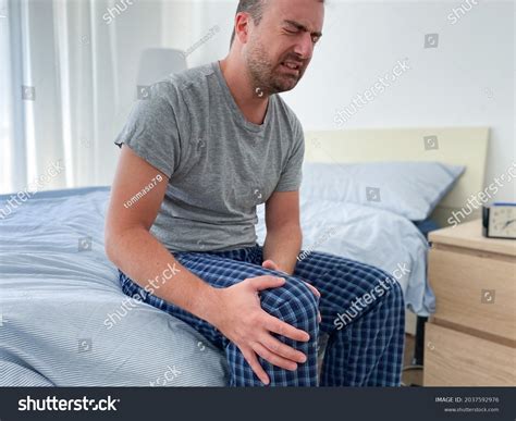 2,764 Knee Pain Bed Images, Stock Photos & Vectors | Shutterstock