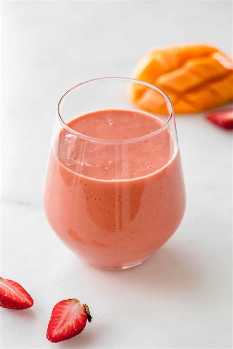 Strawberry Mango Smoothie (3 ingredients!) -Choosing Chia