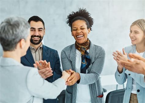 Business People Shaking Hands 的图像结果