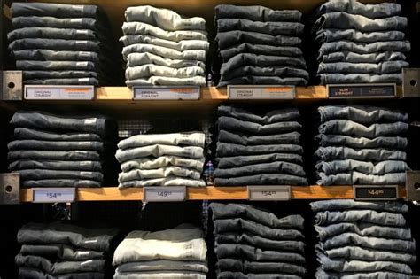 American Eagle Outfitters earnings beat by $0.01, revenue fell short of ...