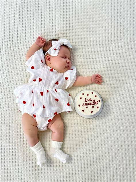 1 months | One month baby, Baby announcement pictures, Baby pictures ...