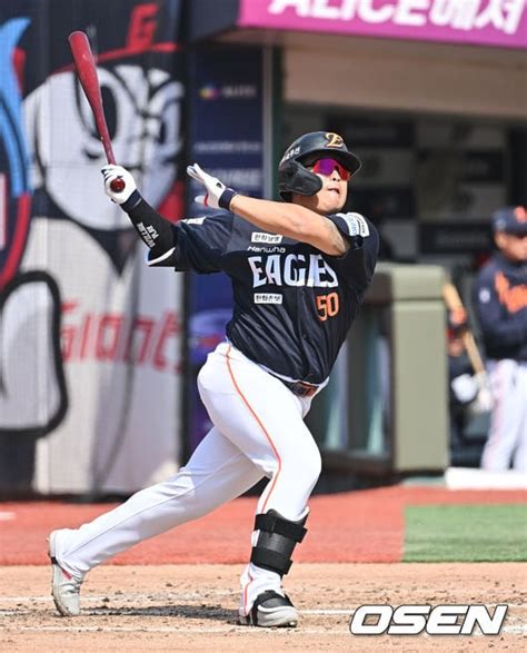 [Photo] Kang Baek-ho swings and misses - CHOSUNBIZ