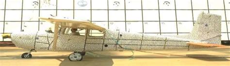 Estampando una Cessna para ver dónde colocar las balizas de emergencia ...