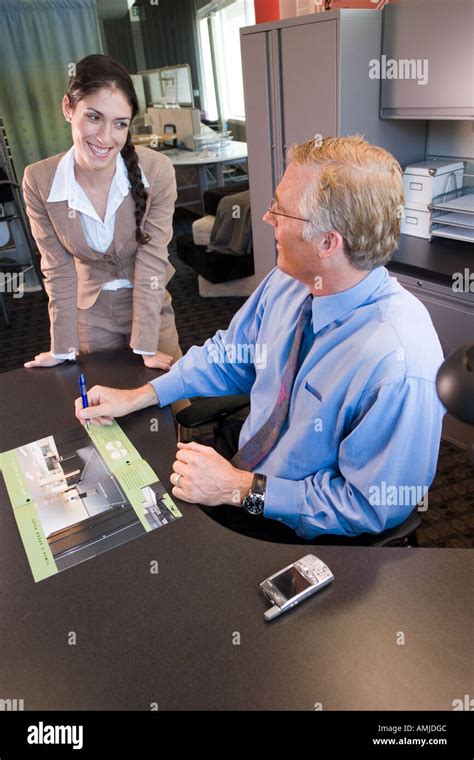 Two Business People Talking 的图像结果