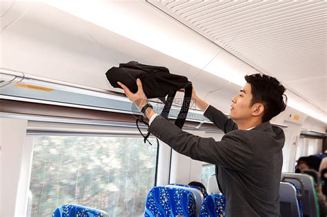 男性在高铁上放行李摄影图6240*4160图片素材免费下载-编号910598-潮点视频