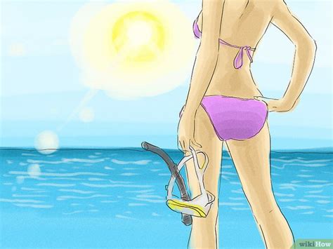 Pessoa em um barco com outra pessoa praticando snorkel ao lado do barco