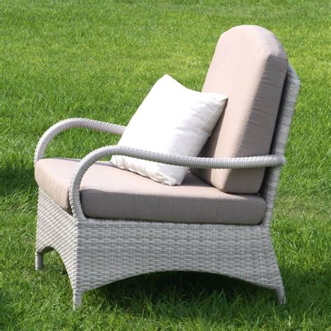 Sillón de jardín, Sofás de 2 y 3 plazas y mesas auxiliares.
