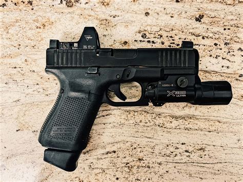 Download Glock 19 Pictures 2666 X 2000 | Wallpapers.com