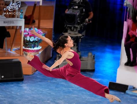 Incidente al Serale di Amici 23: scheggia nel piede di una ballerina