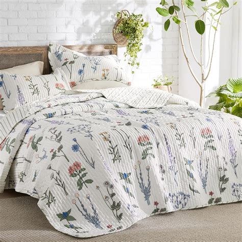 Amazon.com: Bedsure Floral White Quilt King - King Size Reversible ...
