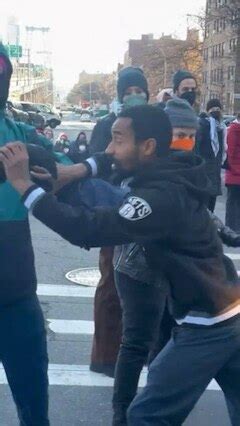 Handong💥 GETTR पर: NEW: New York City driver goes off on pro-Palestin...