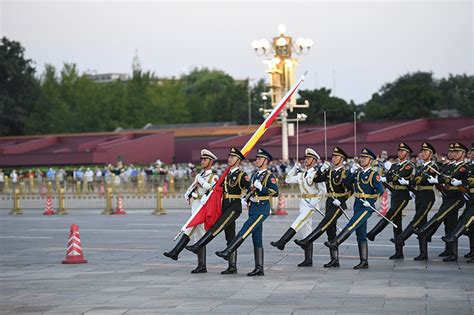 天安门广场举行升旗仪式_图片新闻_中国政府网