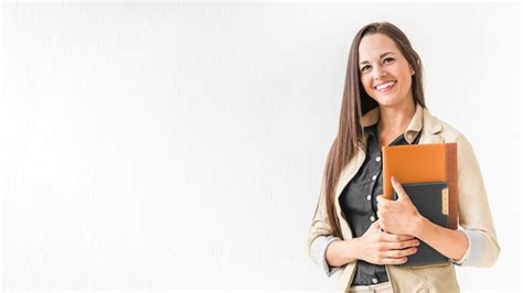 Une femme au travail tenant ses notes avec un espace de copie | Photo ...