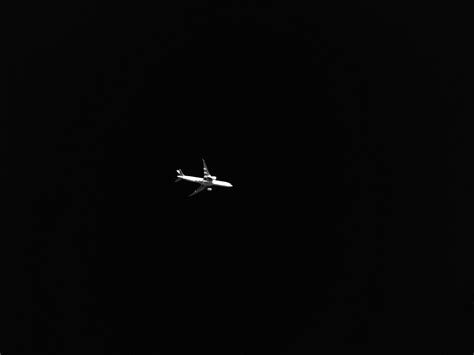 Download wallpaper 1400x1050 airplane, sky, bw, dark, minimalism ...