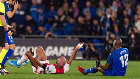 Ajax star Babel mocks opponent for faking injury in Europa League - ESPN