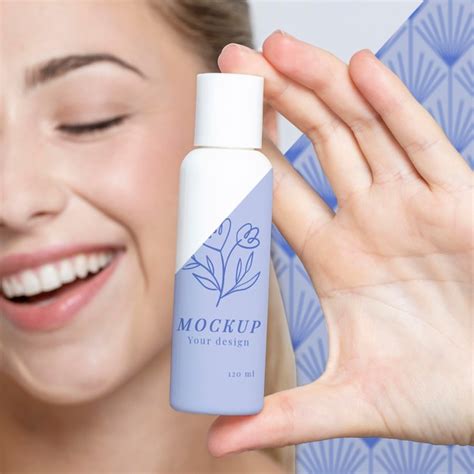 Young woman holding a skincare product mock-up | Premium PSD
