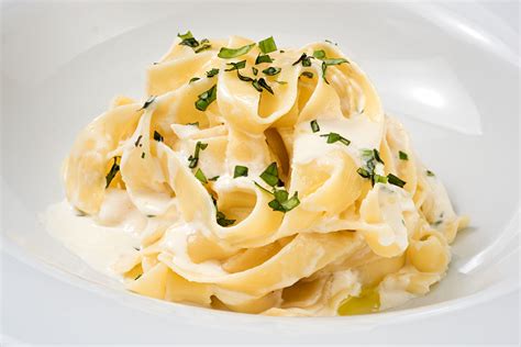 7 Delicious Slow Cooker Recipes with Alfredo Sauce