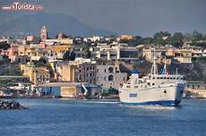 pozzuoli ischia porto traghetti traghetto in partenza da procida caremar sulla foto pozzuoli ischia porto traghetti traghetto in partenza da procida caremar sulla foto