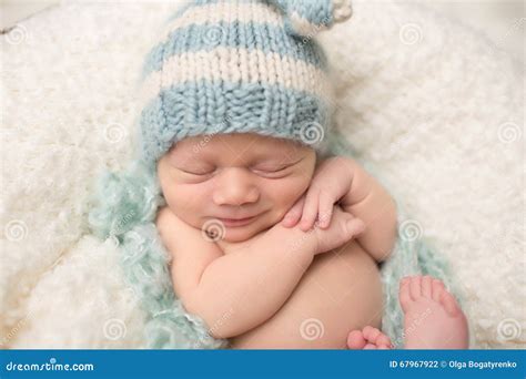 Newborn Baby Sleeping Smiling Stock Photo - Image of sleeping, smiling ...