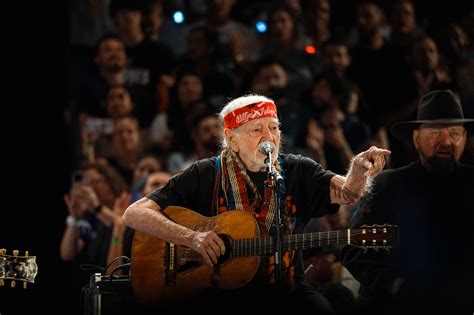 Recensie: Na 91 jaar en 76 albums kijkt Willie Nelson de dood in de ...