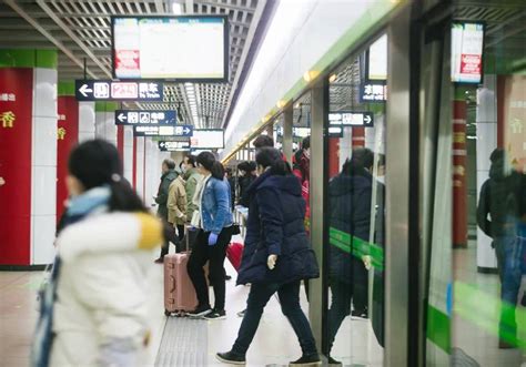 坐地铁还必须戴口罩吗？北京仍需要，多个大城市明确“不强制”，张文宏也有建议_乘客_要求_疫情