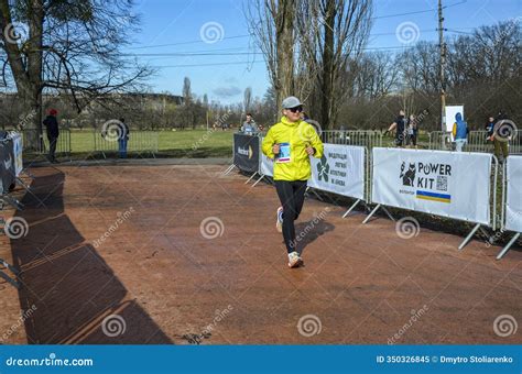 Male Runner Running 的图像结果