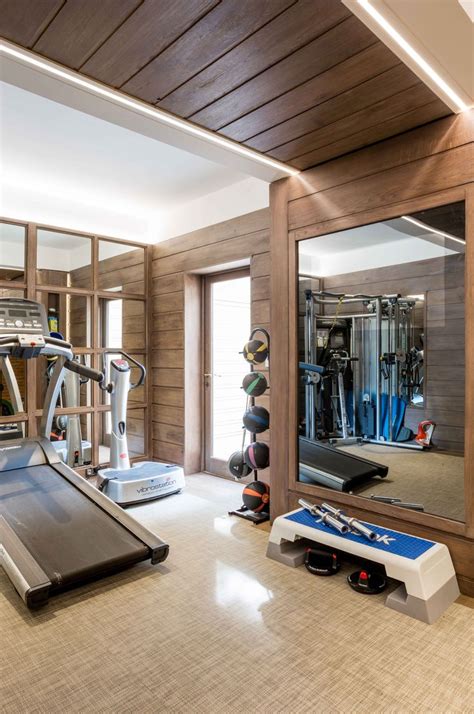 TV On Wall in Gym 的图像结果