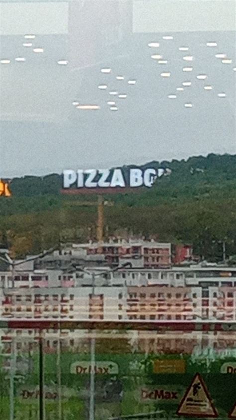 Pizza place Hollywood sign : r/confusing_perspective