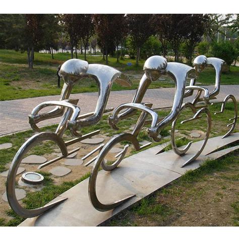 不锈钢景观骑车人物雕塑-宏通雕塑