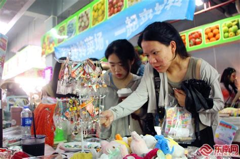 让闲置物品再次发光 爱回收举办儿童“邻里闲置市集”-中新社上海