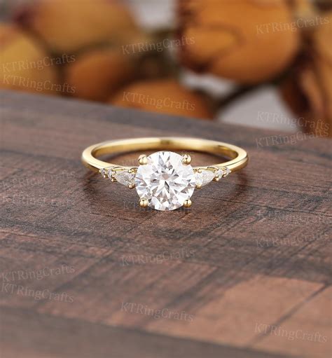 Round cut engagement rings – Artofit