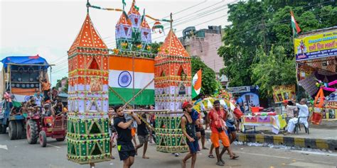 Adityanath Govt Spent Rs 14 Lakh on Chopper From Which Roses Were ...