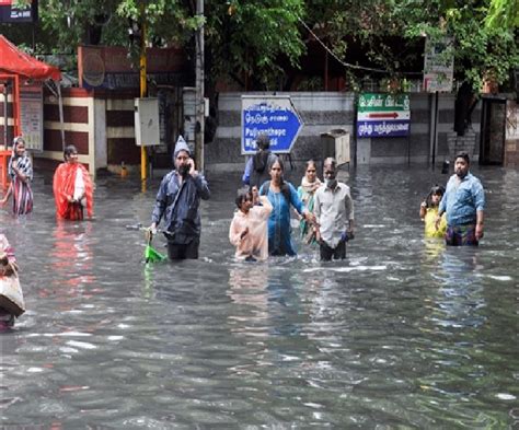 तस्वीरें: चेन्नई में भारी बारिश के चलते बिगड़े हालात, जलभराव के साथ ...